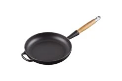 Le Creuset Signature Skillet Wooden Handle -Robens Sales Store 20258240000422 00001 1280x1280